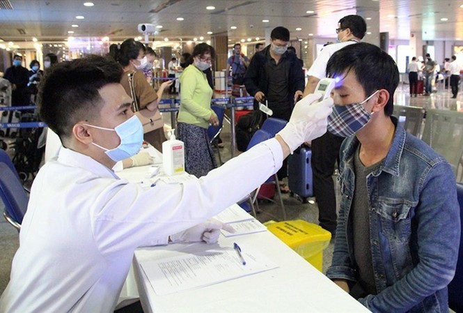 Đo thân nhiệt cho hành khách để kiểm soát dịch tại Cảng hàng không quốc tế Tân Sơn Nhất, TPHCM