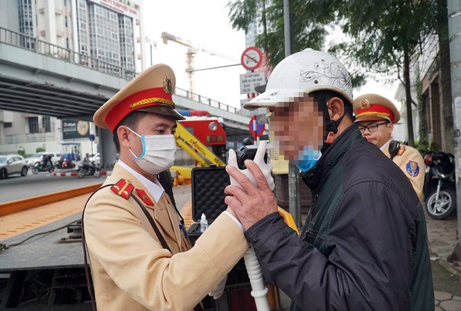 Nộp phạt vi phạm giao thông qua mạng như thế nào? CSGT Hà Nội kiểm tra, xử lý vi phạm. Ảnh: Nguyễn Hoàn