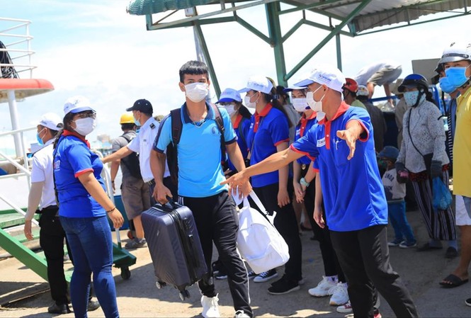 Hiện thực hóa giấc mơ giảng đường Các tình nguyện viên đón học sinh huyện đảo Phú Quý vào đất liền thi tốt nghiệp THPT. Ảnh: TĐBT