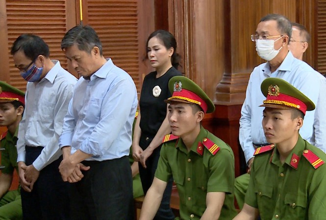 Thu hồi 'đất vàng' liên quan cựu Phó Chủ tịch Nguyễn Thành Tài Các bị cáo nghe Tòa tuyên án. Ảnh: PV