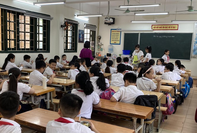 Lọt 'sạn' SGK lớp 1: Hội đồng thẩm định có chủ quan, dễ dãi? Nhiều người nói rằng, học sinh lớp 1 đang phải đánh vật với SGK Tiếng Việt