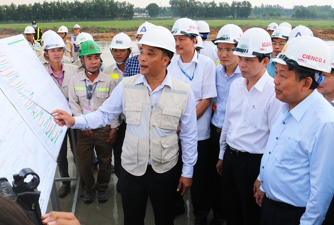 Hoàn thành cải tạo đường băng sân bay Nội Bài, Tân Sơn Nhất trước Tết Nguyên đán Phó Thủ tướng Thường trực Trương Hòa Bình kiểm tra tại sân bay Tân Sơn Nhất. Ảnh: Ngô Bình.