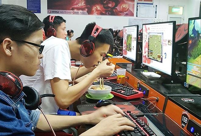 Quên đời trong 'đấu trường ảo' Sinh viên cày game thâu đêm, ăn đêm luôn tại quán net. Ảnh: Bình Minh