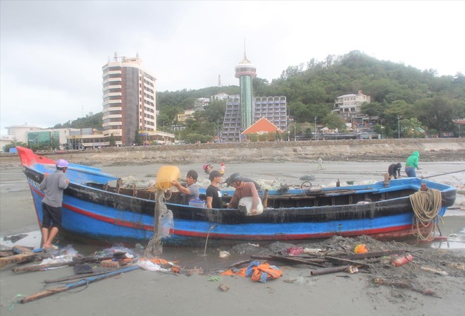 Miền Trung mưa to, xả lũ phải đảm bảo an toàn cho hạ du Tàu thuyền của ngư dân Vũng Tàu bị bão quật tan tành. ảnh: Ngô Tùng