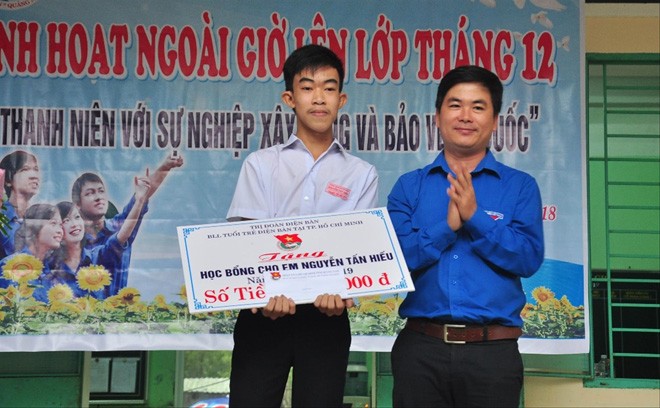 Học trò nghèo trả lại 50 triệu: Em được dạy về tính thật thà Em Nguyễn Tấn Hiếu nhận bằng khen và học bổng của các đơn vị sau hành động đẹp của mình.
Ảnh: H.V