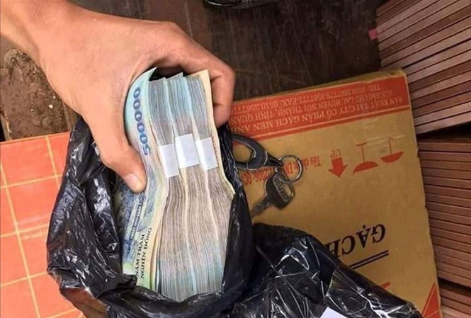 Giáp Tết, bùng phát bán tiền giả qua mạng Tiền giả được các chủ shop giới thiệu trên mạng