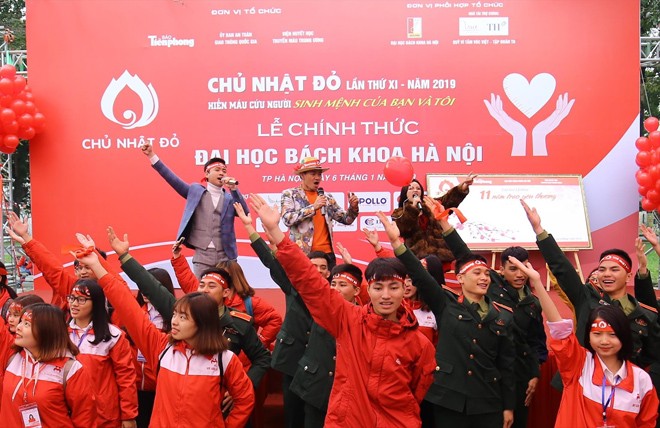 Những giọng ca tiếp lửa đến người trẻ Bộ ba Minh Quân Idol, Xuân Bắc và Thuỳ Liên hát vang “Việt Nam ơi”. Ảnh: NHƯ Ý