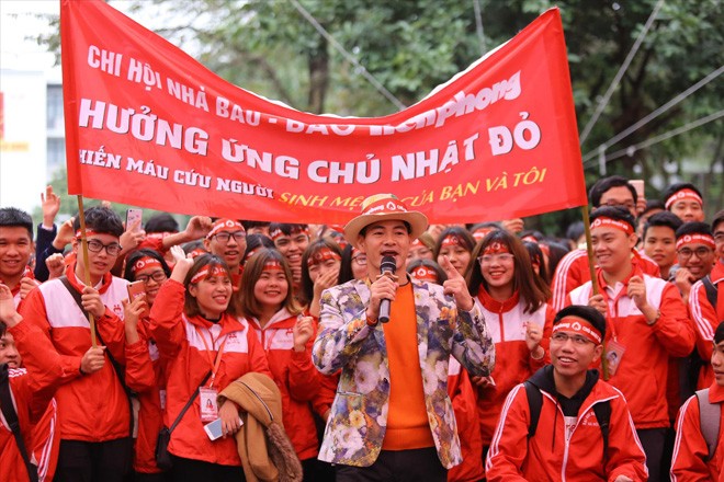NSƯT Xuân Bắc: Sẽ còn đồng hành Chủ nhật Đỏ NSƯT Xuân Bắc khiến sinh viên phát cuồng tại Chủ nhật Đỏ sáng 6/1 ở ĐH Bách khoa Hà Nội. Ảnh: NH