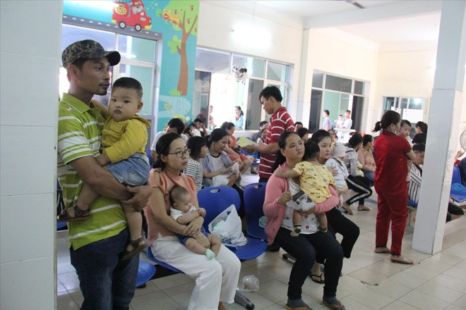 Dịch sởi lan rộng 43 tỉnh, thành phố Tại Đà Nẵng, nhiều ông bố bà mẹ mệt mỏi xếp hàng, chờ đợi để có suất tiêm văc-xin 6 trong 1 cho con. Ảnh: Thanh Trần