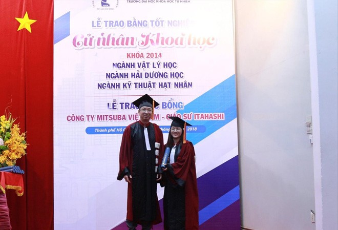 Chuyện của nữ sinh quét rác Châu Nguyệt Cẩm Vân (bên phải) trong lễ nhận bằng tốt nghiệp đại học.
ảnh: NVCC