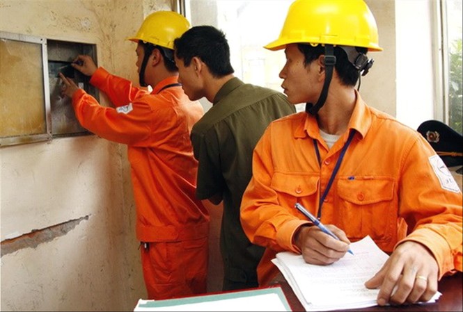 Hé lộ khoản thu 'khủng' của EVN từ tăng giá điện Theo các chuyên gia, ngành điện cần minh bạch, cạnh tranh hơn