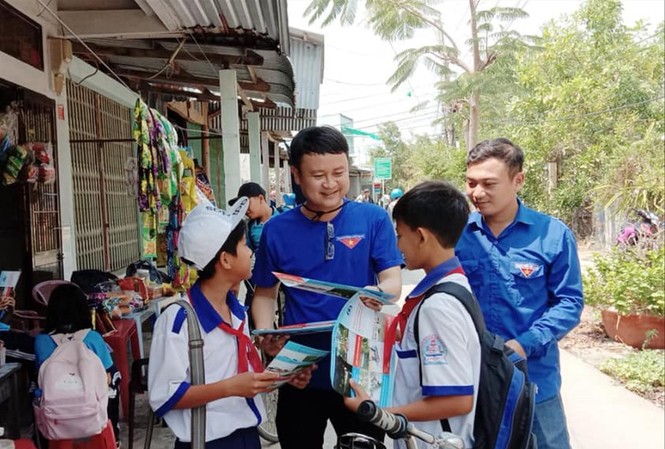 Giải thưởng Lý Tự Trọng 2019: Sống là cho đi Anh Trần Quốc Bủ, Bí thư Đoàn xã Đất Mới (thứ hai, từ trái sang) phát tờ rơi
phòng chống đuối nước cho các em học sinh