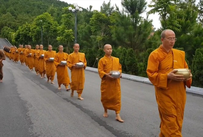 Thượng tọa Thích Đạo Hiển nói gì về hành vi trục vong ở chùa Ba Vàng Trụ trì chùa Ba Vàng và các nhà sư. Ảnh: NGUYÊN KHÁNH