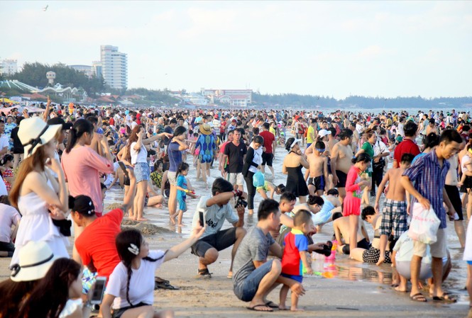 Vũng Tàu, Nha Trang sẽ mạnh tay xử nạn 'chặt chém' du khách dịp 30/4 Du khách chen chân trên bãi biển Vũng Tàu trong kỳ nghỉ lễ giổ Tổ Hùng Vương vừa qua