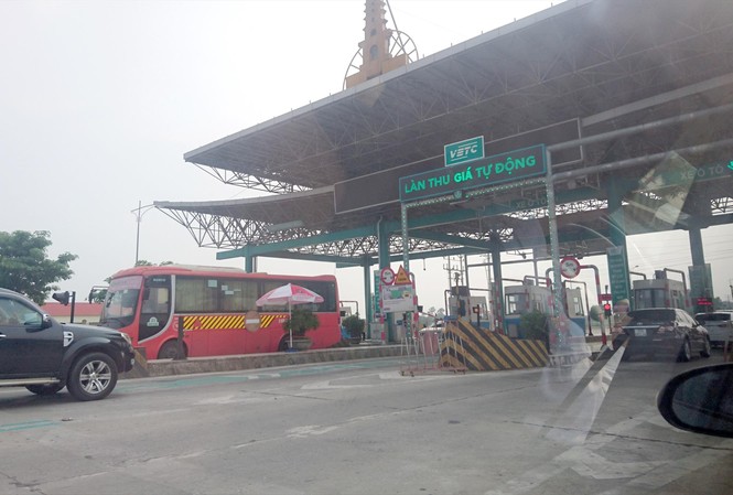 Loạn tên gọi 'giá, phí, tiền', Bộ GTVT nói gì? Năm 2018, khi đổi tên “Trạm thu phí” thành “Trạm thu giá”, Bộ GTVT đã vấp phải phản ứng nên đã trả lại tên cũ. Ảnh: Phạm Thanh