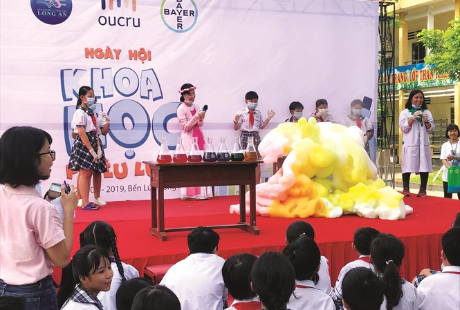 Truyền cảm hứng và đam mê khám phá khoa học cho học sinh Việt Nam Các em học sinh hào hứng với các thí nghiệm khoa học, khám phá khoa học