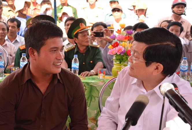 32 ngư dân Trung Quốc vừa được cứu tại Trường Sa: Lại là Bùi Văn Phải Chủ tịch nước Trương Tấn Sang trong chuyến thăm và làm việc tại Lý Sơn ngày 15/4/2013 đã trò chuyện, động viên thuyền trưởng Bùi Văn Phải. ảnh: Lê Văn Chương