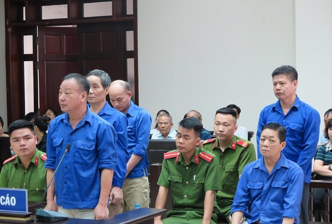 Vụ cưỡng đoạt tài sản ở chợ Long Biên:Đề nghị làm rõ trách nhiệm Ban quản lý chợ Các bị cáo tại tòa (Hưng “kính” ngồi ngoài cùng bên phải)