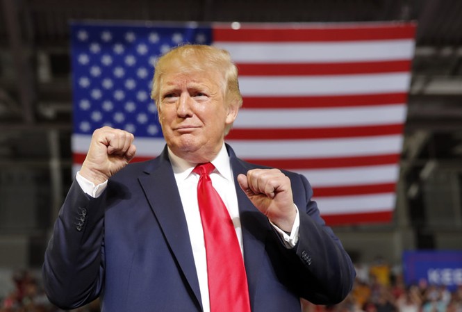 Tổng thống Ukraine bị cuốn vào bê bối của ông Trump Tổng thống Mỹ Donald Trump đang vướng vào bê bối gây sức ép cho Tổng thống Ukraine. Ảnh: AP