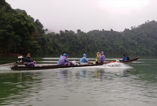 Hàng loạt bảo vệ rừng nghỉ việc, vì đâu? Nhân viên BVR chuyên trách ngược dòng sông Hương trong điều kiện mưa gió nguy hiểm để giữ rừng