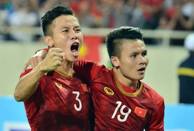 HLV Park Hang Seo và 'Triết lý Ferguson' Quế Ngọc Hải và Quang Hải ăn mừng bàn thắng vào lưới Malaysia