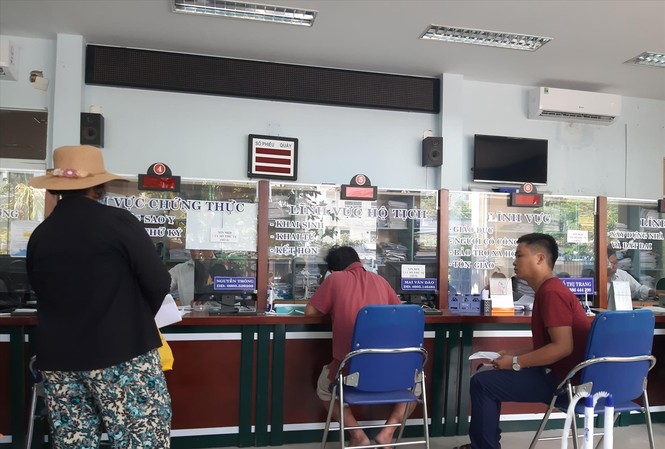 Đà Nẵng xử lý cán bộ nhũng nhiễu, hành dân Người dân giao dịch tại UBND phường Nại Hiên Đông (Sơn Trà, Đà Nẵng). Ảnh: Nguyễn Thành