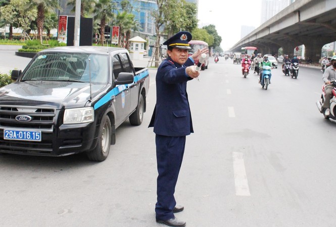 Thanh tra lập 'chốt' nóng đảm bảo trật tự giao thông Năm 2019, Thanh tra GTVT tiếp tục là nòng cốt, giúp giao thông Thủ đô giảm 30% các điểm ùn tắc. Trong ảnh: Đồng chí Nguyễn Văn Cường, Đội Thanh tra Vận tải
đảm bảo giao thông trên đường Vành đai 3 dịp cuối năm 2019