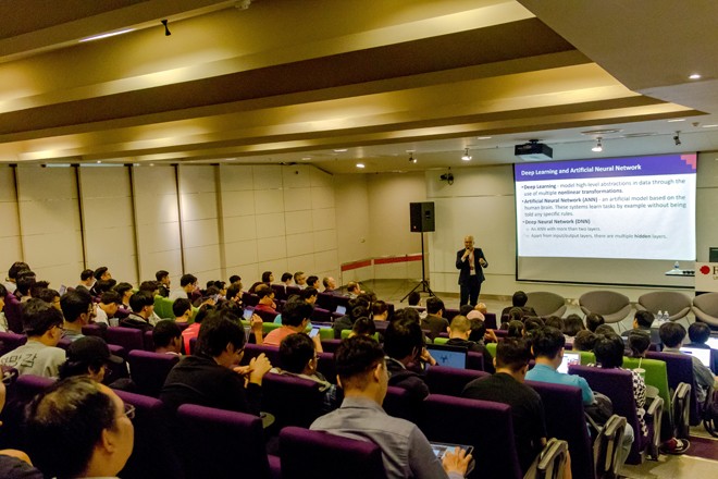 Chàng trai công nghệ Giảng viên trẻ Đặng Phạm Thiên Duy trao đổi về chủ đề AI tại ĐH RMIT Việt Nam. Ảnh: NVCC