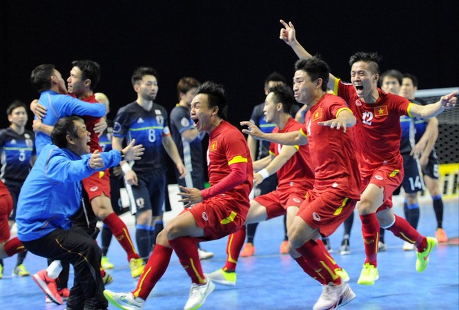 ĐT Futsal Việt Nam: Kỳ tích Colombia và kỳ vọng tái hiện lịch sử Niềm vui của các cầu thủ futsal Việt Nam sau khi đánh bại Nhật Bản tại tứ kết giải Futsal châu Á và giành vé tới World cup 2016. Năm nay, futsal Việt Nam quyết tâm tái lập thành tích 4 năm trước. Ảnh: PV