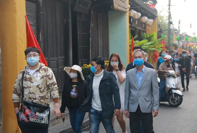Du lịch Việt 'khóc ròng' vì corona Khách du lịch đeo khẩu trang khi tham quan phố cổ Hội An