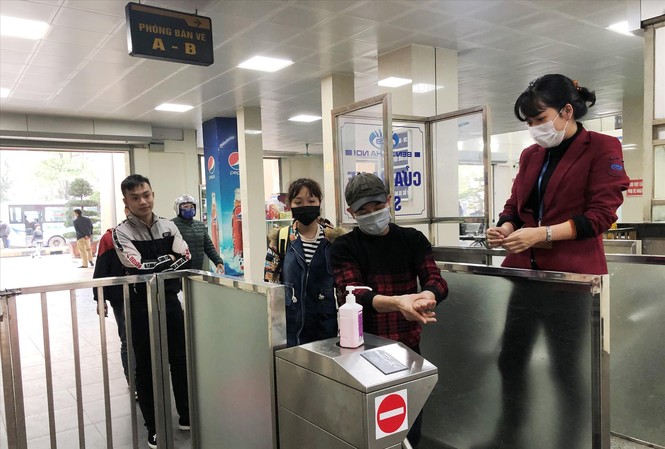 Đã có bệnh nhân nhiễm virus corona đi tàu hỏa Hành khách được rửa tay sát khuẩn và phát khẩu trang miễn phí khi qua cửa soát vé tại bến Giáp Bát. Ảnh: T.Đảng