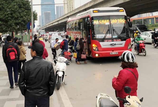 Xe khách hoạt động xuyên tâm: Bao giờ lộ trình được điều chỉnh? Xe khách Đất Cảng 29B-142.91 bắt khách trên đường Khuất Duy Tiến, đoạn trước tòa nhà Thăng Long Number One