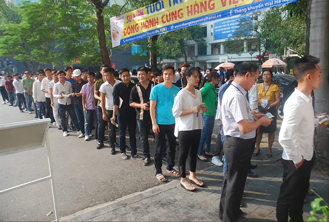Theo dõi sát lao động Việt Nam tại vùng dịch Hàn Quốc Lao động Việt Nam làm thủ tục dự thi tiếng Hàn để sang Hàn Quốc vào năm 2017. Ảnh: Phạm Thanh