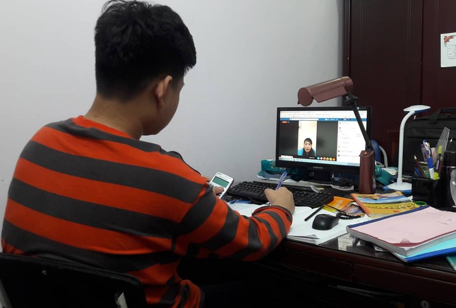 Dạy trực tuyến, đo 'sức khỏe' các trường Đại học Sinh viên học trực tuyến trên mạng. Ảnh: hồng vĩnh