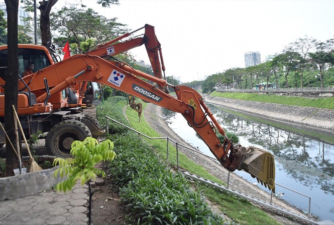 Viễn cảnh hồi sinh các dòng sông “chết” Khởi công xây dựng ống cống dưới lòng sông Tô Lịch. Ảnh: Hoàng Mạnh Thắng