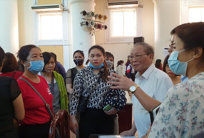 Hàng nghìn sinh viên 'bắt đền' trường ĐH Kinh doanh và Công nghệ Ông Hà Đức Trụ, Phó Hiệu trưởng ĐH KD&CN tại buổi đối thoại với sinh viên hôm 26/9