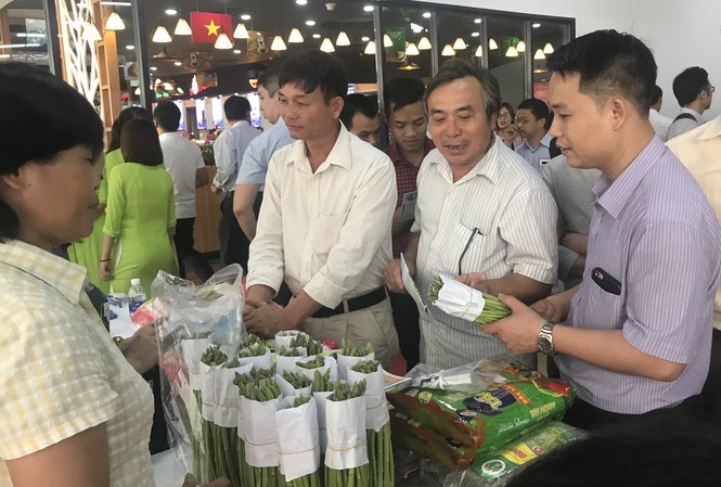 Nông nghiệp xoay xở giữa mùa dịch Nông sản Sơn La được giới thiệu tại siêu thị Big C. Ảnh: PV