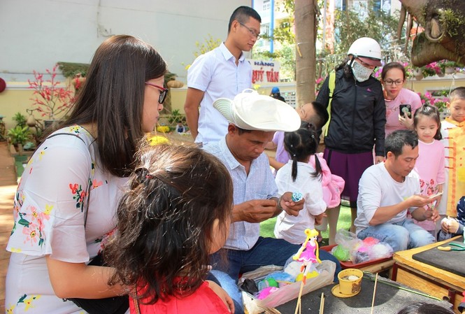 Lần đầu tái hiện Tết xưa tại thủ phủ cà phê Nặn tò he hút khách.