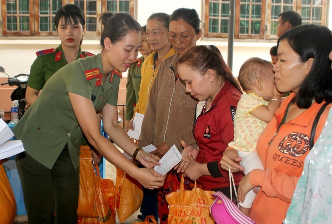 Đắk Lắk: Hội phụ nữ Công an tỉnh giúp đỡ phụ nữ và trẻ em nghèo vùng biên Trao quà cho các hộ dân có hoàn cảnh khó khăn.