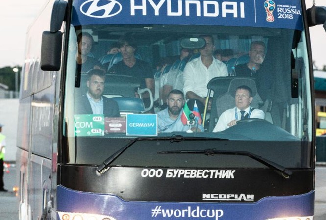 Ra về sau trận thua Hàn Quốc, tuyển Đức mặt buồn như đưa đám HLV Joachim Low và các thành viên tuyển Đức thất thần trên xe buýt.