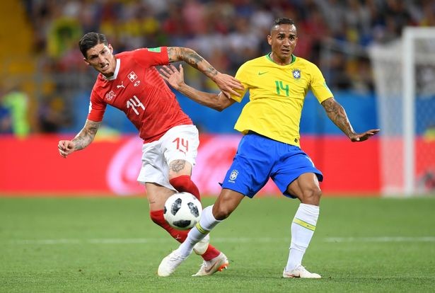 Thông tin nóng trước đại chiến Brazil - Bỉ: Selecao nhận tin dữ Danilo bị tổn thương dây chằng mắt cá và sẽ mất cả tháng điều trị.