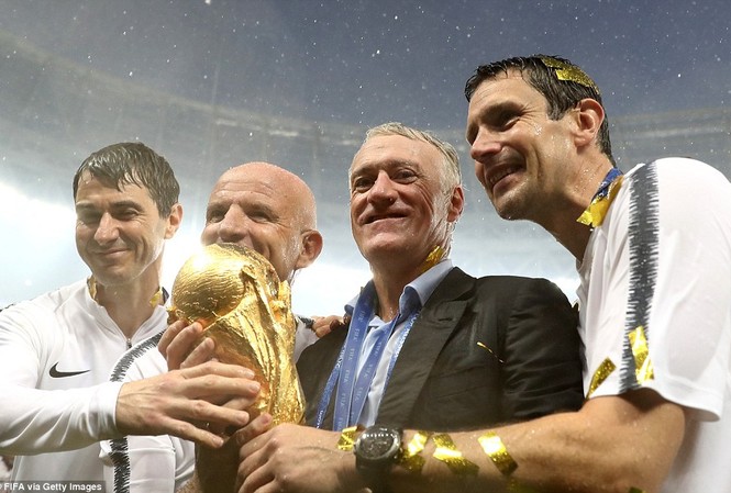 Bị chê ‘ăn may’ ở chung kết, HLV tuyển Pháp nói gì? HLV Didier Deschamps ăn mừng cùng các trợ lý