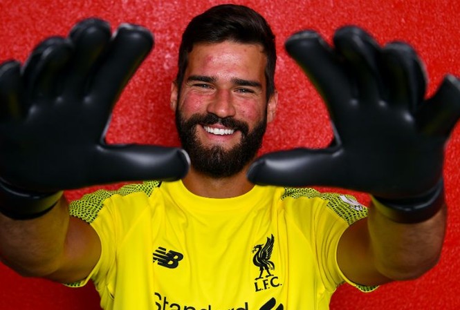 HLV Liverpool tấm tắc khen ‘bom tấn’ thủ môn Alisson chính thức trở thành thủ môn đắt nhất lịch sử