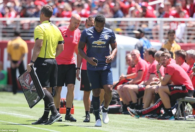 Du đấu ở Mỹ, M.U mất cả đội trưởng lẫn tân binh Antonio Valencia chấn thương ngay phút thứ 7