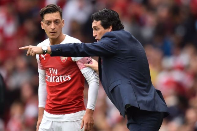 Chỉ bảo Mesut Ozil, HLV Arsenal lộ 'binh pháp' HLV Emery muốn Ozil phòng ngự tích cực hơn