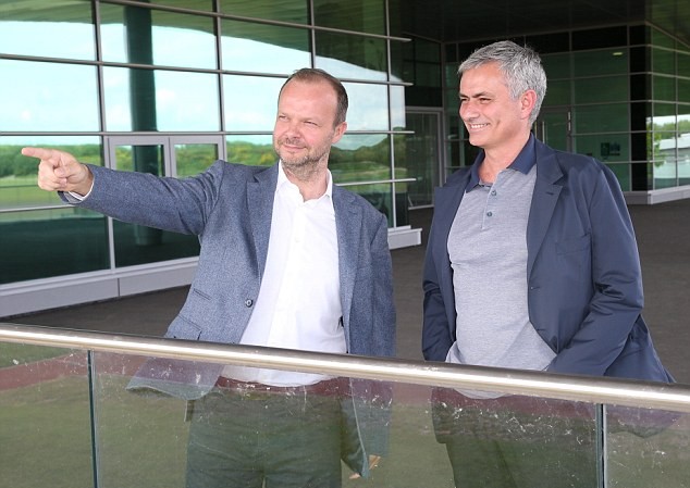 Ban lãnh đạo M.U vẫn chống lưng cho Jose Mourinho Phó chủ tịch M.U, Ed Woodward và Jose Mourinho