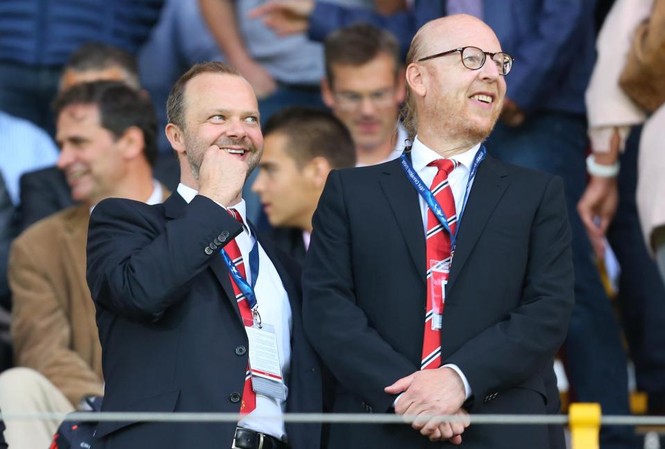 M.U khủng hoảng: CĐV thuê máy bay đòi đuổi sếp lớn Ed Woodward và con trai nhà Glazers.