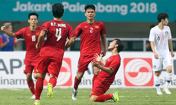 CĐV Hàn Quốc: Cú đá phạt của Olympic Việt Nam quá đẳng cấp Minh Vương ăn mừng bàn thắng vào lưới Hàn Quốc. Ảnh: VnExpress
