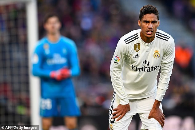 Real Madrid vừa thay tướng đã mất thêm công thần Raphael Varane phải nghỉ thi đấu 1 tháng