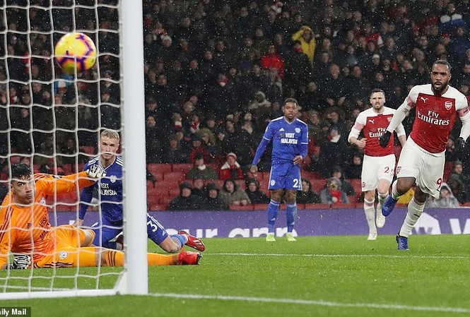 VIDEO: ‘Song sát’ tỏa sáng, Arsenal áp sát top 4 Ngoại hạng Anh Alexandre Lacazette ghi bàn nâng tỉ số lên 2-0